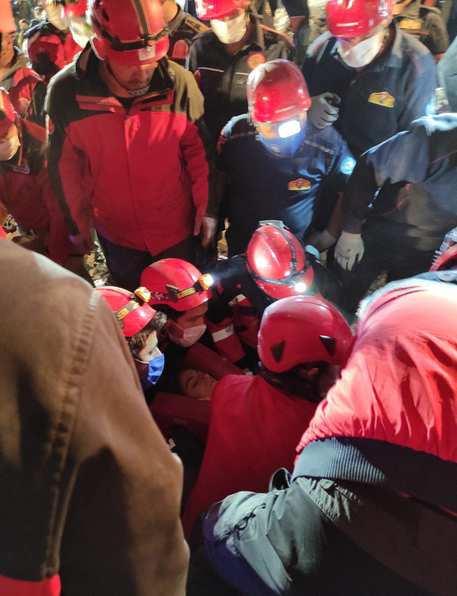 İzmir'deki depreminin 58. saatinde mucize 14 yaşındaki idil kurtuldu - Resim: 0
