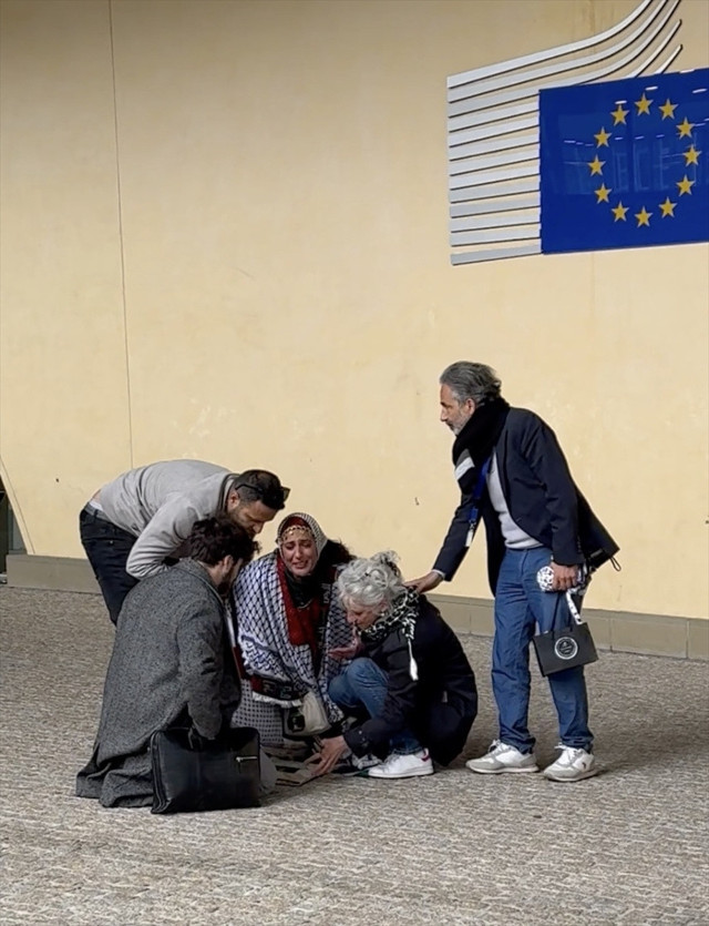 AB Komisyonu önünde "Gazze"ye ağıt: Üzüntüden yere yığıldı - Resim: 1