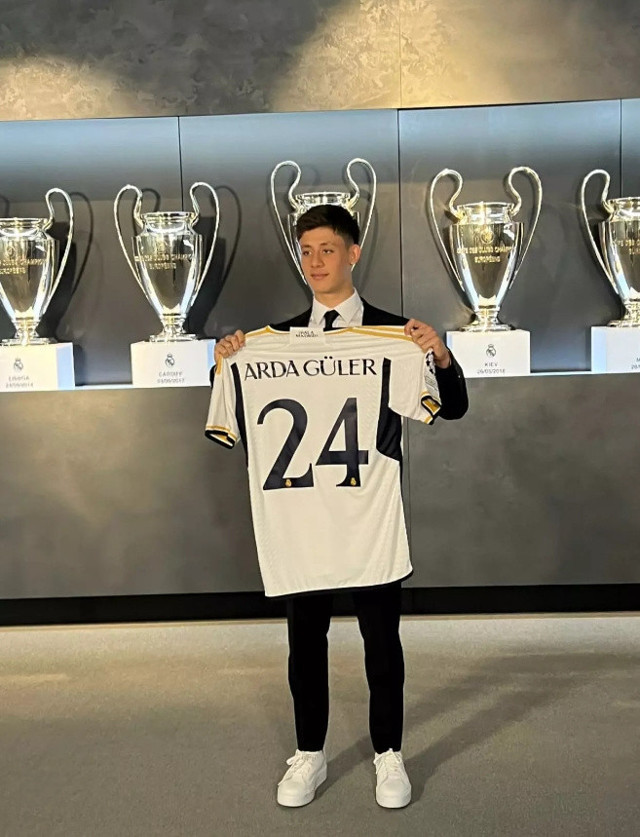 Arda Güler resmen Real Madrid'de! 6 yıllık imzayı attı, forma numarası belli oldu! Annesi gözyaşlarını tutamadı... - Resim: 1