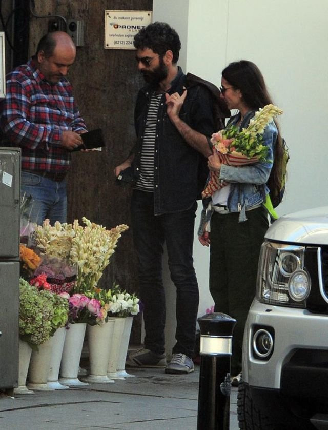 Ünlü çift sokak ortasında dudak dudağa! - Resim: 3