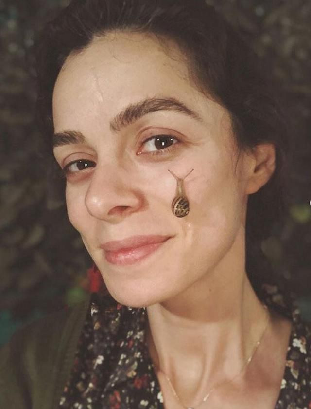 Özge Özpirinçci'nin hayvan sevgisi sınır tanımıyor! Bu sefer sümüklü böcekle poz verdi - Resim: 1