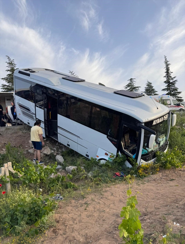 Yolcu otobüsü ile tur otobüsü çarpıştı! Çok sayıda yaralı var - Resim: 0