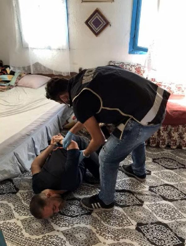 Büyücü 'cin çıkarıyorum' diye onlarca kadına tecavüz edip videoya aldı! Karısı yardım etti - Resim: 0