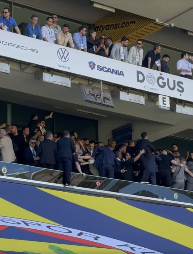 Fenerbahçe Genel Kurulu'nda kavga çıktı! Aziz Yıldırım'dan şok müdahale - Resim: 1
