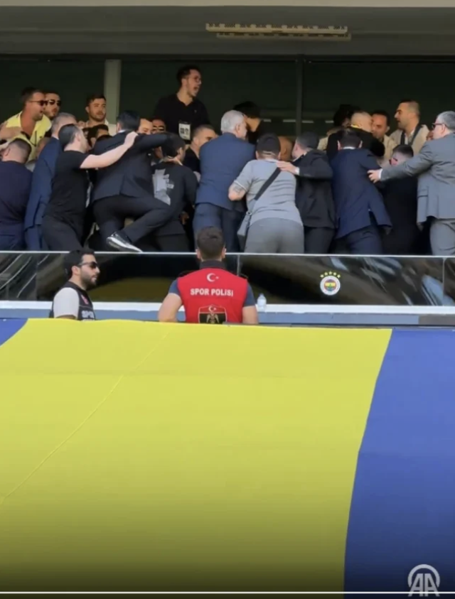 Fenerbahçe Genel Kurulu'nda kavga çıktı! Aziz Yıldırım'dan şok müdahale - Resim: 0