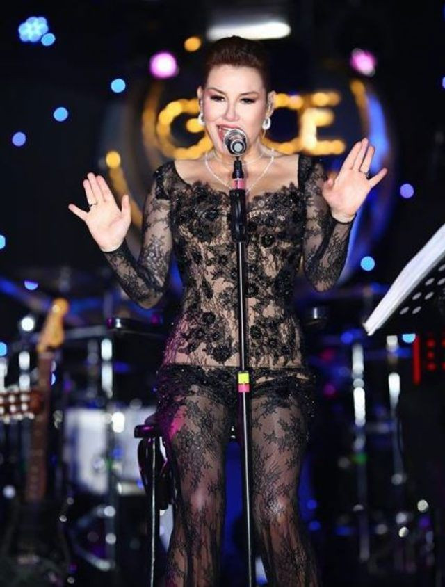 Deniz Seki sahneye çıplak mı çıktı? Transparan elbisesi şoke etti - Resim: 3