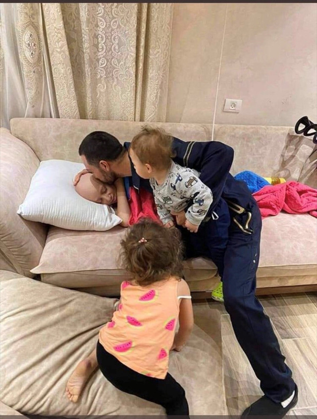 İsrail'in gözaltına aldığı Filistinli babanın kanser çocuğuyla vedalaştığı an! - Resim: 0