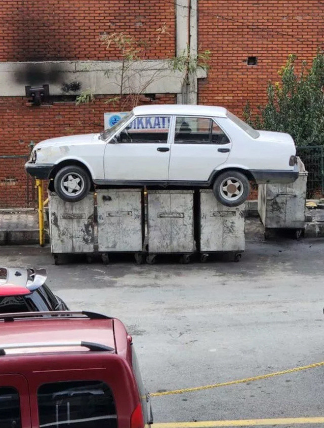 Çöpe atılan aracın sahibi ilk kez konuştu, isyan etti: "Lüks bir araç olsaydı bunu yapamazlardı" - Resim: 0