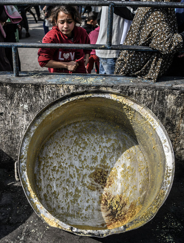 İsrail ordusu Gazze'de açlık silahını kullanıyor yemek sırasında bekleyenlere bomba yağdı - Resim: 1