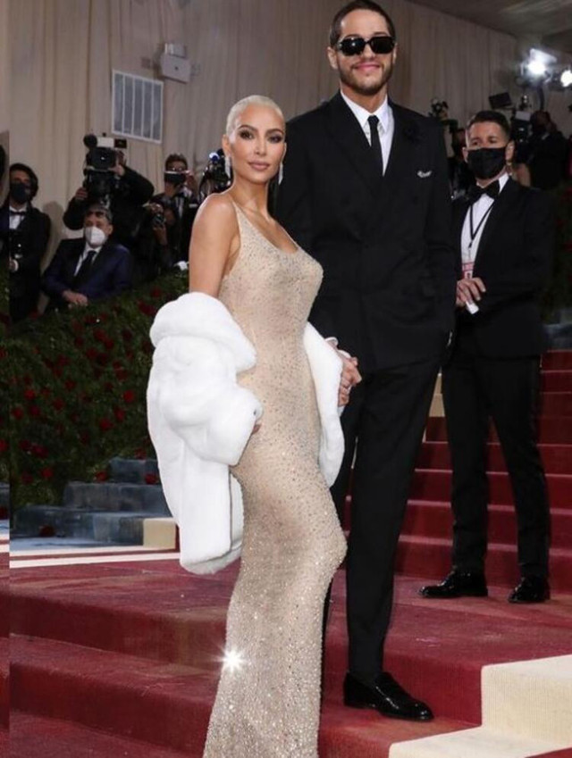 Kim Kardashian'ın zor anları! Dar elbisesi başına bela oldu: Bakın merdivenleri nasıl çıktı - Resim: 0