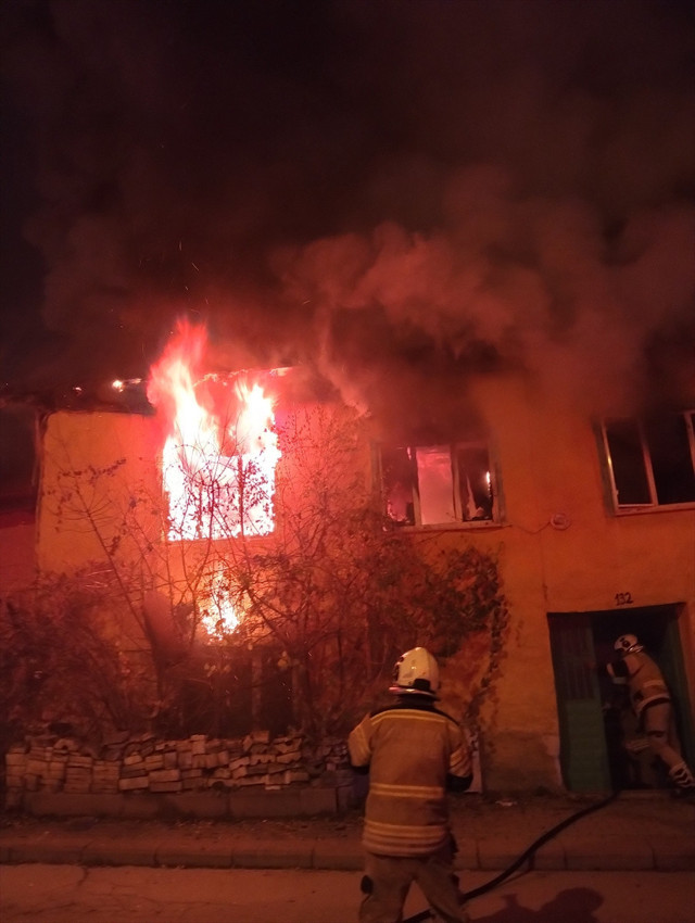 Kütahya'da evde çıkan yangında anne öldü, kızı yaralandı - Resim: 1