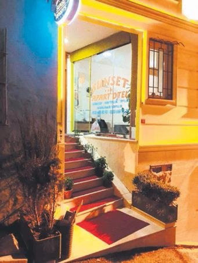 İstanbulda vahşet! Önce ayaklarından vurdu sonra kendilerine mezarlarını kazdırıp diri diri gömdü - Resim: 0