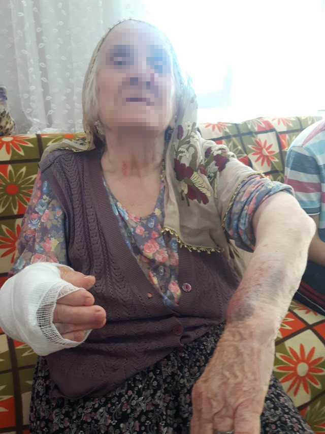 92 yaşındaki kayınvalidesini sopayla dövdü! Serbest bırakıldı - Resim: 0