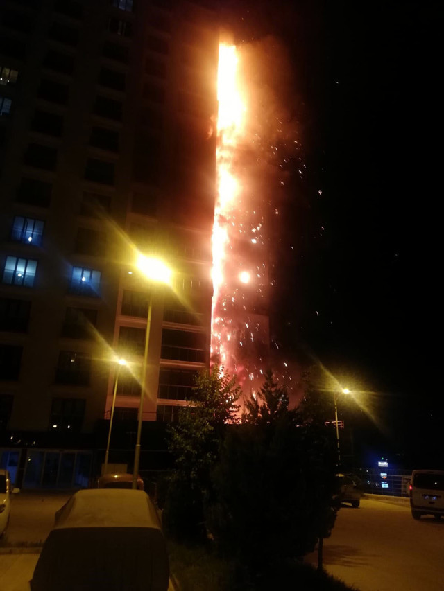 Ankara’da 16 katlı binada korkutan yangın - Resim: 0