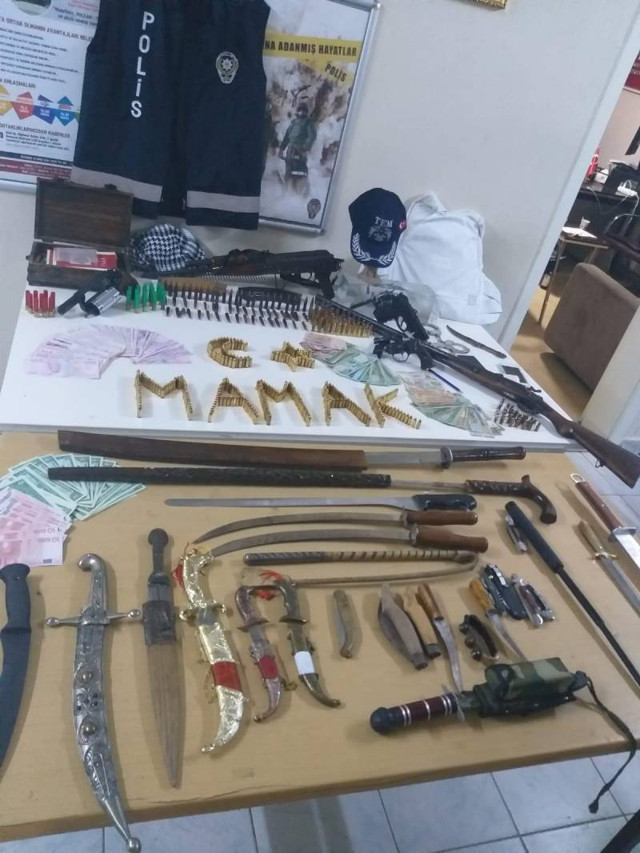 Ankara Mamak'ta durdurulan araçtan cephanelik çıktı - Resim: 0