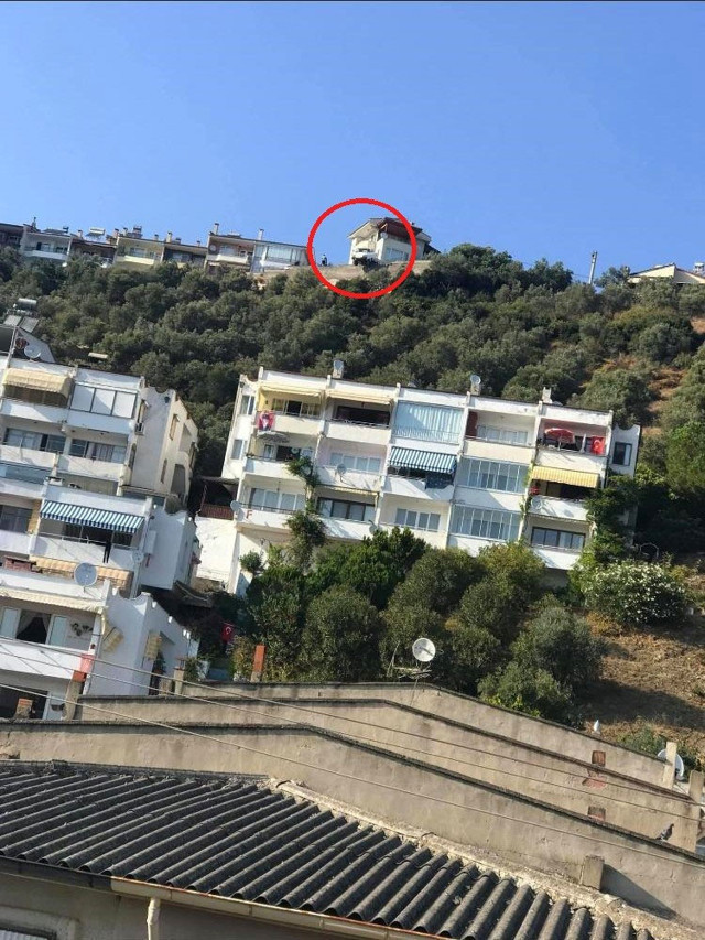 Bursa Gemlik'te yoldan çıkan kamyonet uçurumda askıda kaldı - Resim: 0