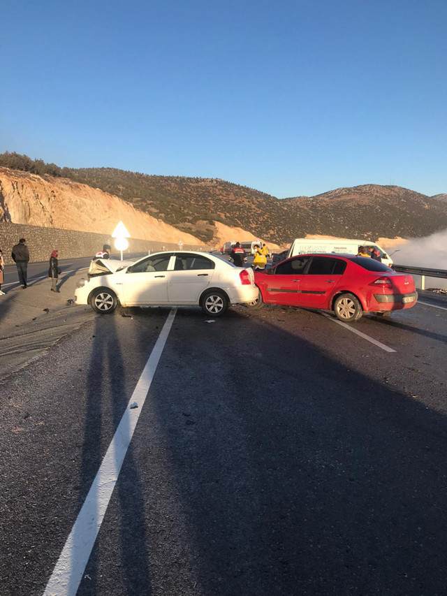 Antalya'da 5 araç birbirine girdi: Çok sayıda yaralı var - Resim: 0