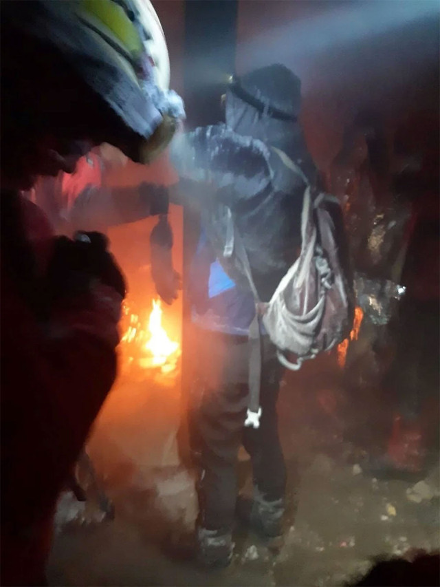 Uludağ'da kaybolan 3 amatör dağcı 14 saat sonra kurtarıldı! Kıyafetlerini yakarak ısındılar - Resim: 1