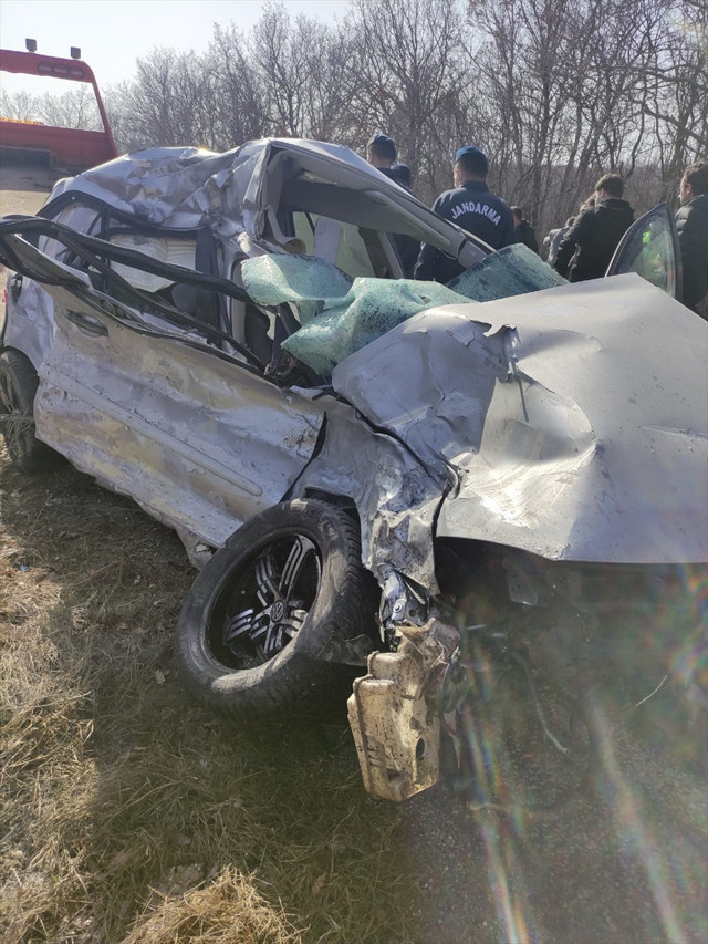 Kırklareli'nde feci kaza! Otomobil ile tır çarpıştı 3 kişi hayatını kaybetti - Resim: 0