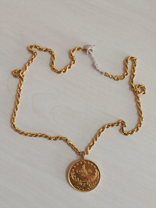 Bayburt'ta yerde ziynet eşyası bulan kadından örnek davranış - Resim: 0