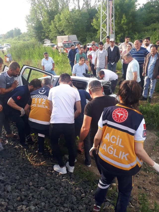 İstanbul'da yolcu treni ile otomobil çarpıştı: 1 ağır yaralı - Resim: 6