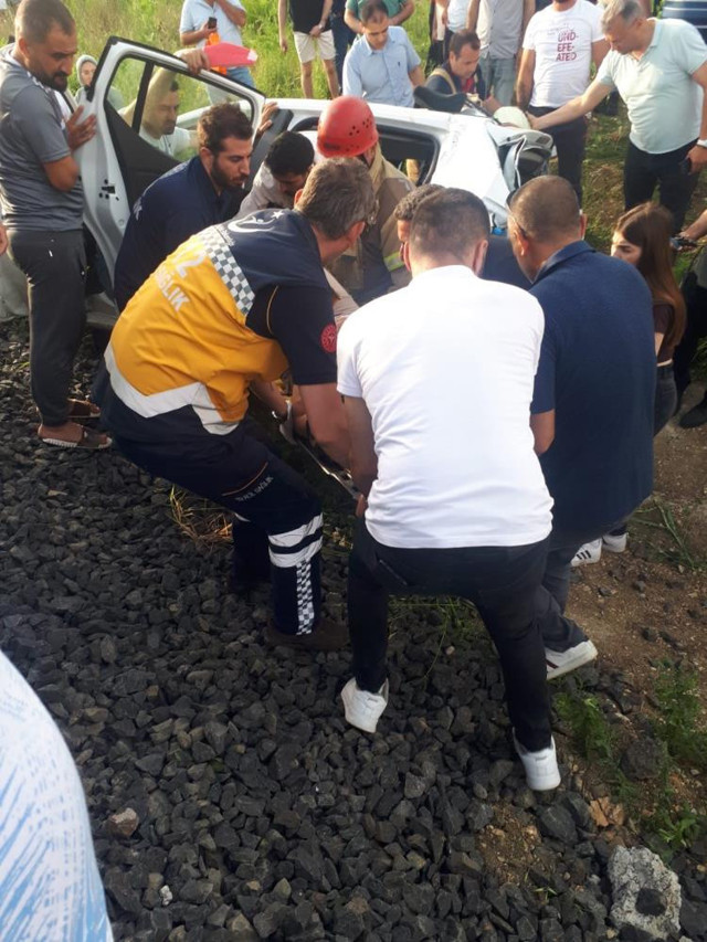 İstanbul'da yolcu treni ile otomobil çarpıştı: 1 ağır yaralı - Resim: 4