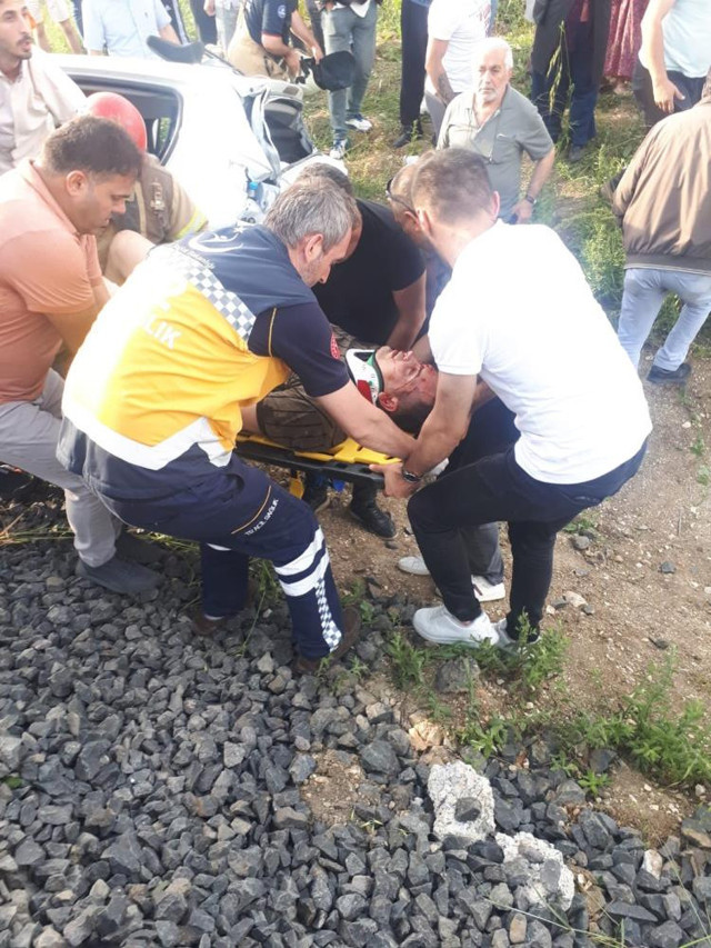 İstanbul'da yolcu treni ile otomobil çarpıştı: 1 ağır yaralı - Resim: 5