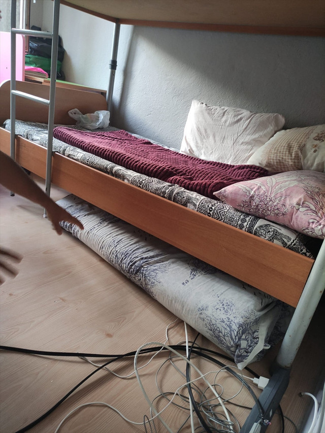 30 yıldan fazla kesinleşmiş hapis cezasıyla aranan firari, ranzanın altında yakalandı - Resim: 0