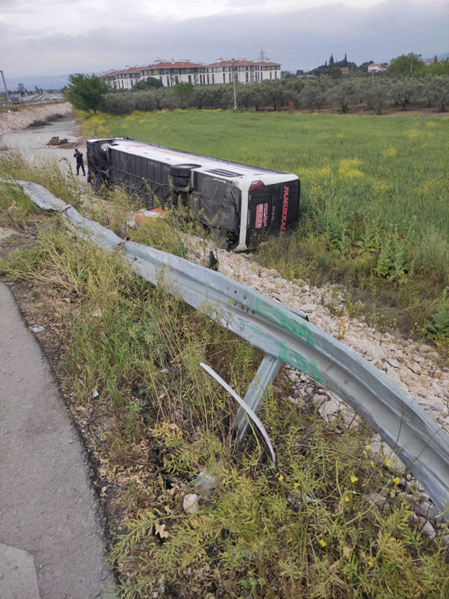 Manisa'da yolcu otobüsü kaza yaptı! Çok sayıda yaralı var - Resim: 0