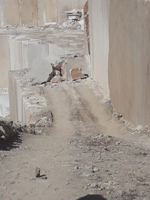 2 tonluk kayanın altında can verdi - Resim: 1