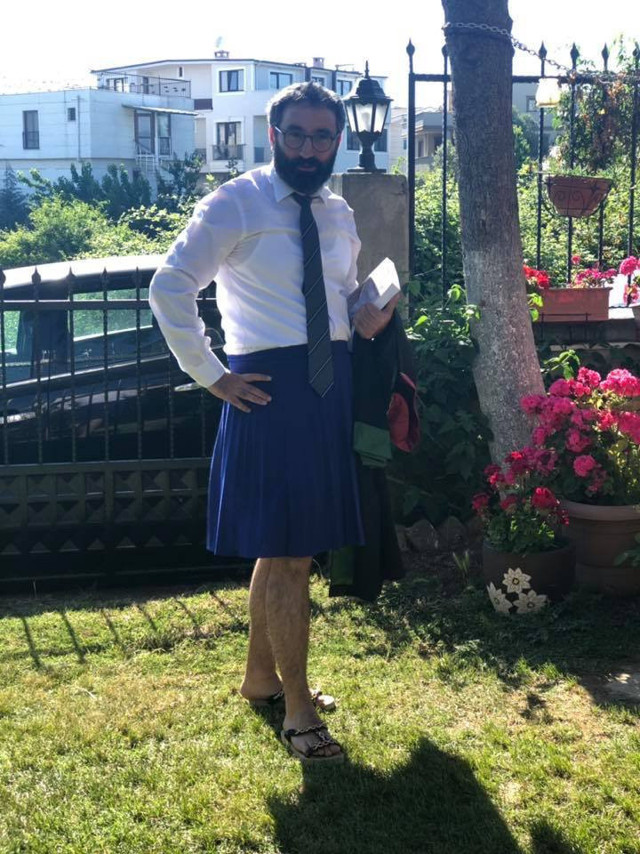 Avukat İbrahim Karslı etek giyip Tuğçe Çetin'e destek verdi ortalık yıkıldı - Resim: 0