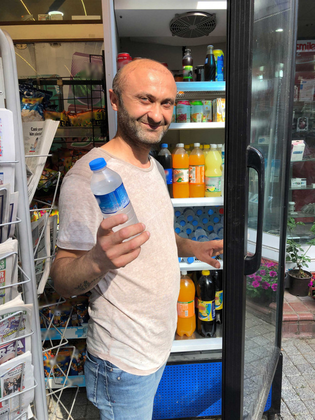 Arkadaşının bıraktığı alkol dolu şişeyi su diye satmış - Resim: 0