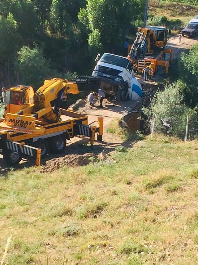 Eski köprü aniden çöktü! seyir halindeki beton mikseri asılı kaldı - Resim: 1