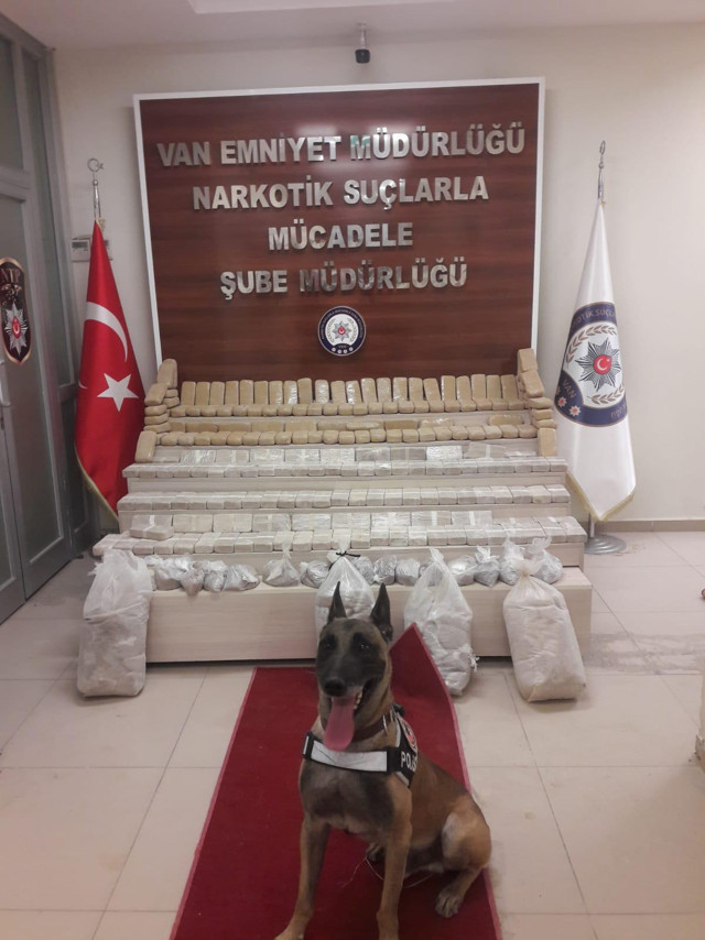 Van'da minibüs ve garajda 137 kilo eroin ele geçirildi - Resim: 1