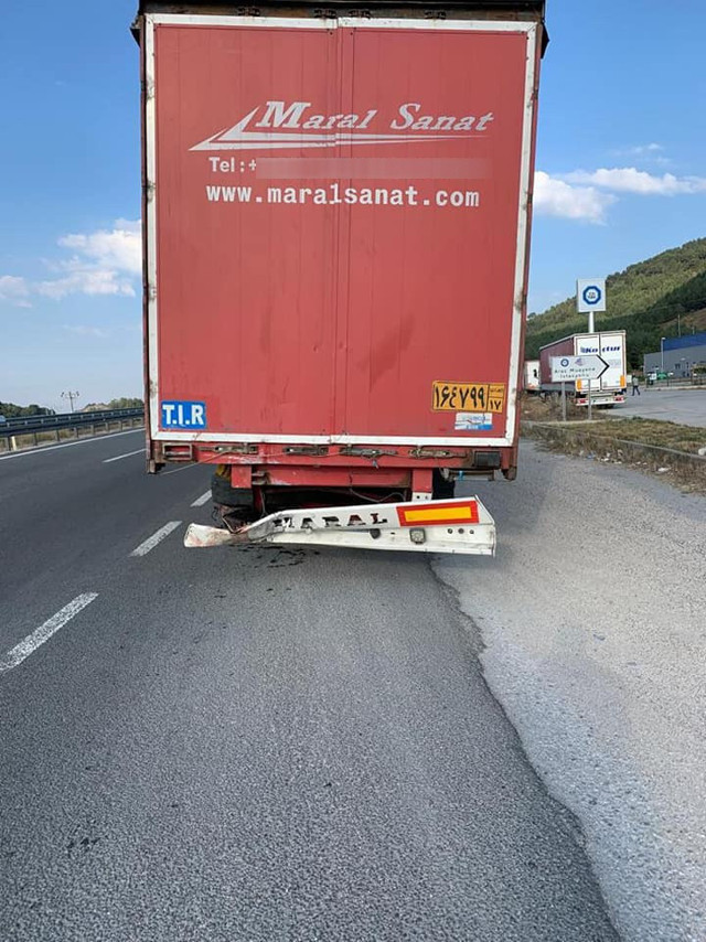 Bolu'da feci kaza..Tıra arkadan çarptı: 2 ölü 1 yaralı - Resim: 1