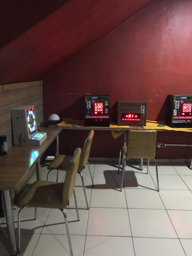 Düzce'de akıl almaz kurnazlık! Hızlı şarj aletlerini kumar makinesine çevirmişler - Resim: 0