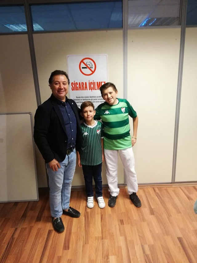 Tribünde sigarayla görüntülendi yaşını duyan inanamadı İngiliz The Sun'a haber oldu - Resim: 1