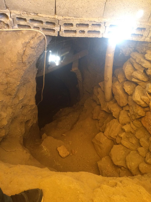 Antalya'da kaçak kazıya suçüstü! Eve giren jandarma 33 metrelik tünelle karşılaştı - Resim: 0