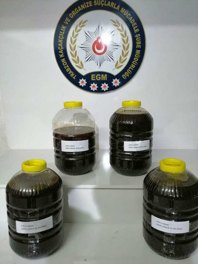 Trabzon'da bir aracın yakıt deposunda 100 kilo 650 gram kaçak bal ele geçirildi - Resim: 1