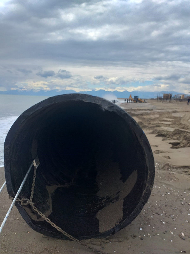 Antalya denizinde balık yerine 200 metrelik boru kıyıya vurdu - Resim: 1