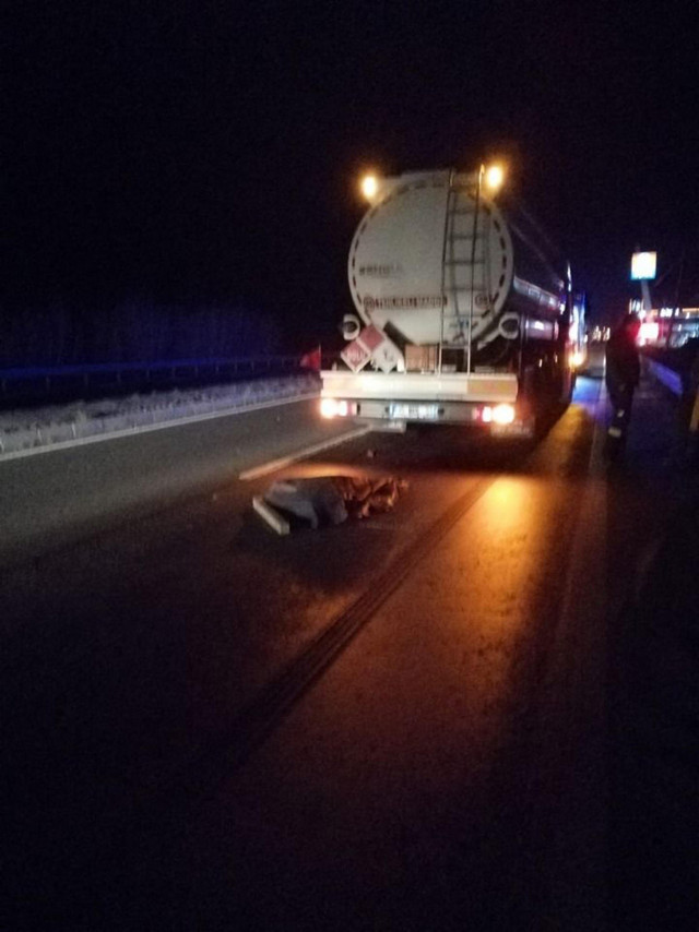 Aydın'da yol kenarında yürüyen bir kişiye akaryakıt tankeri çarptı - Resim: 0