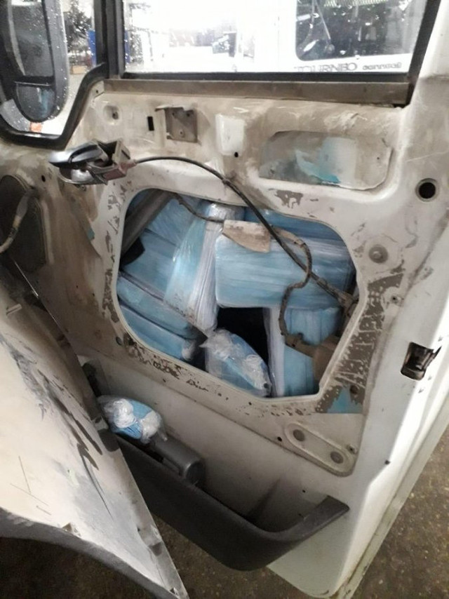 Van'da korona fırsatçılarına tokat! 6 bin 900 adet kaçak maske ele geçirildi - Resim: 0