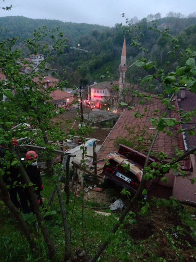 Zonguldak'ta otomobil evin üzerine düştü - Resim: 0