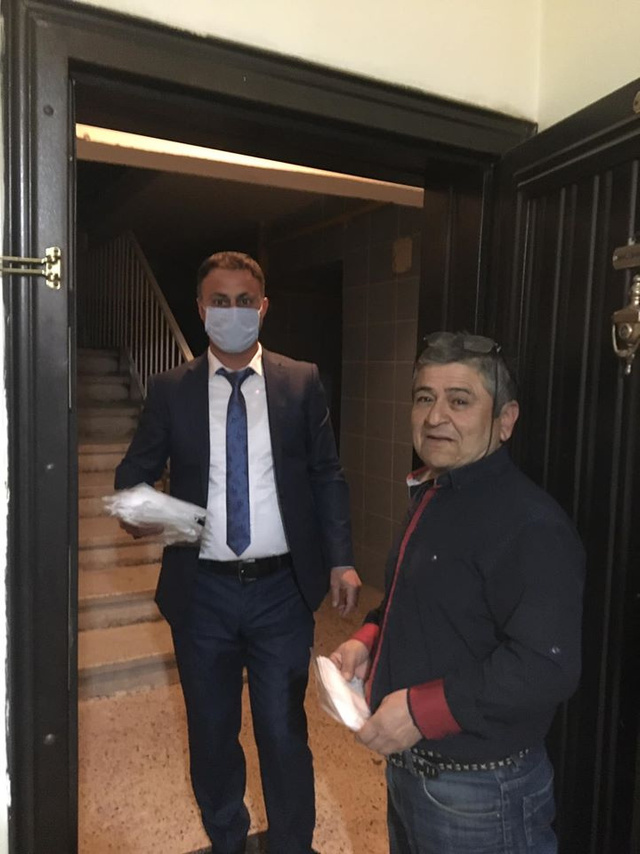 Kayseri'de muhtardan eşsiz hizmet kendisi maske dikip dağıtıyor - Resim: 0