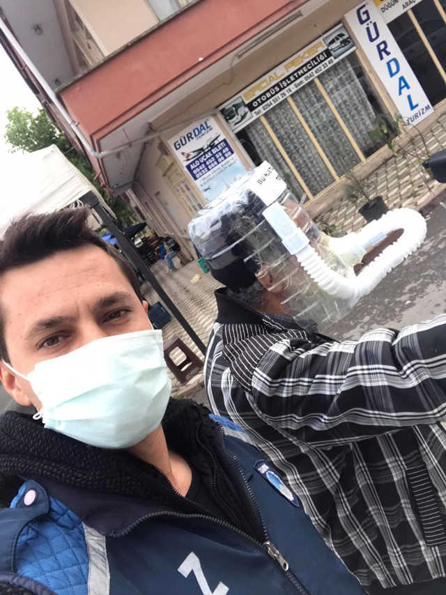 Sakarya'da yaşlı adamın yaptığı maske tebessüm ettirdi - Resim: 0