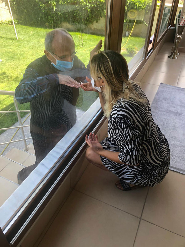 Nevşehir'de kızları ve torunları ile camın arkasından bayramlaştı - Resim: 0