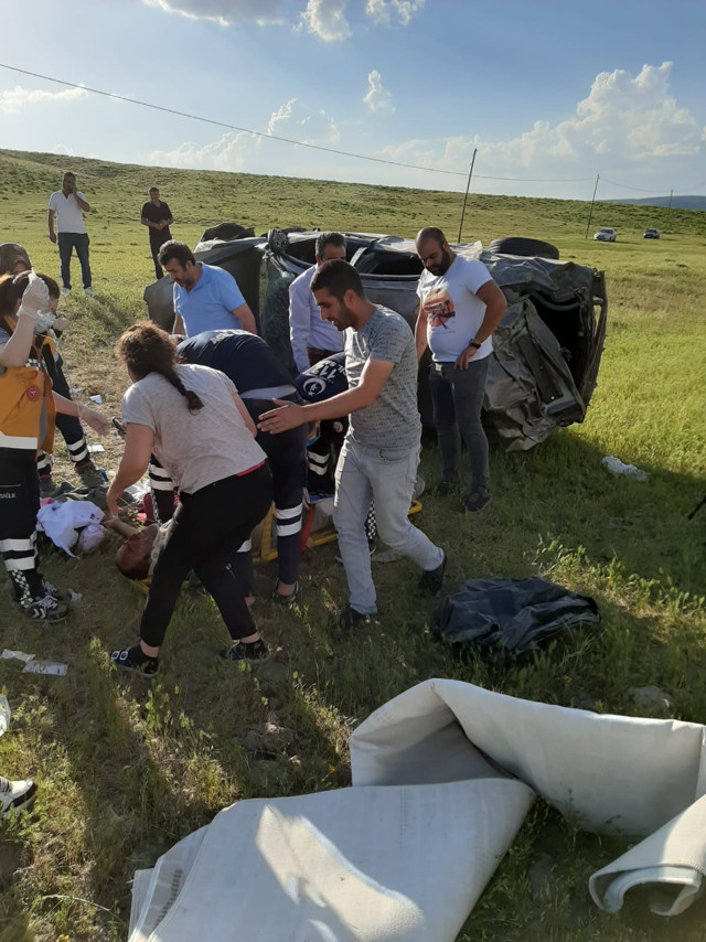 Bingöl'de takla atan araçta anne ile 2 aylık bebeği öldü - Resim: 0