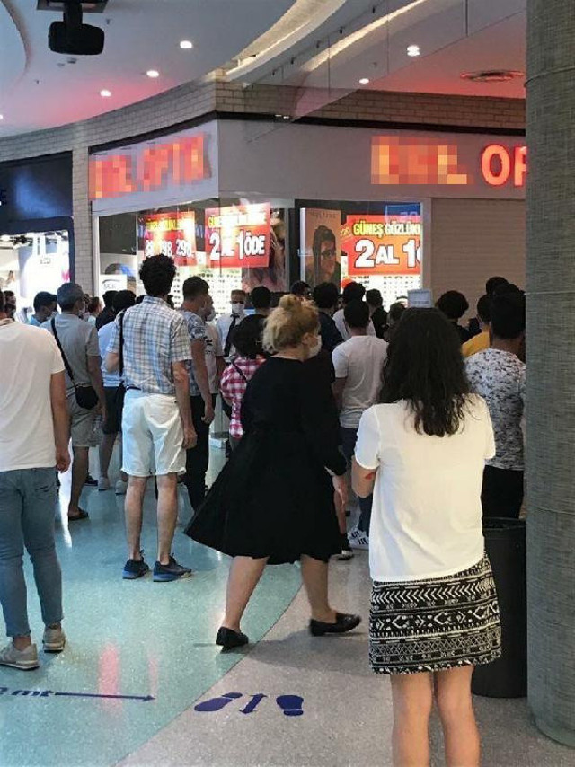 İzmir'de AVM'de kavga izlemek için 'sosyal mesafe' kuralını hiçe saydılar - Resim: 1