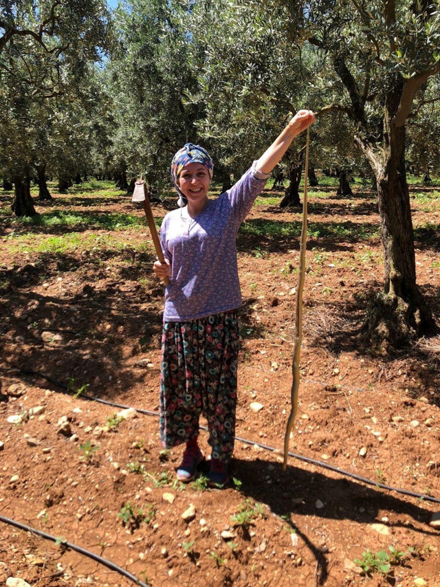 Bursa'da çiftçi kadın boyundan büyük yılan yakaladı - Resim: 0