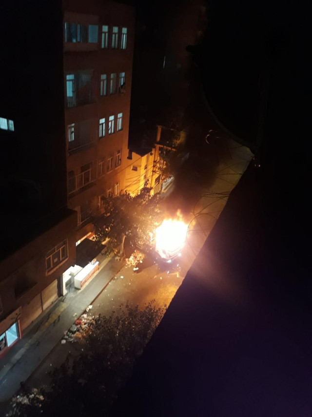 Diyarbakır'da AK Partili  Bağlar Belediyesine ait hizmet aracı yakıldı - Resim: 0